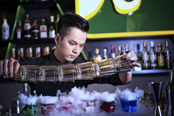 bartender biểu diễn trong lúc pha chế